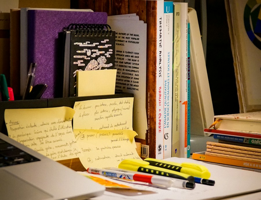 Livres, cahiers et ordinateur sur un bureau de travail scolaire.